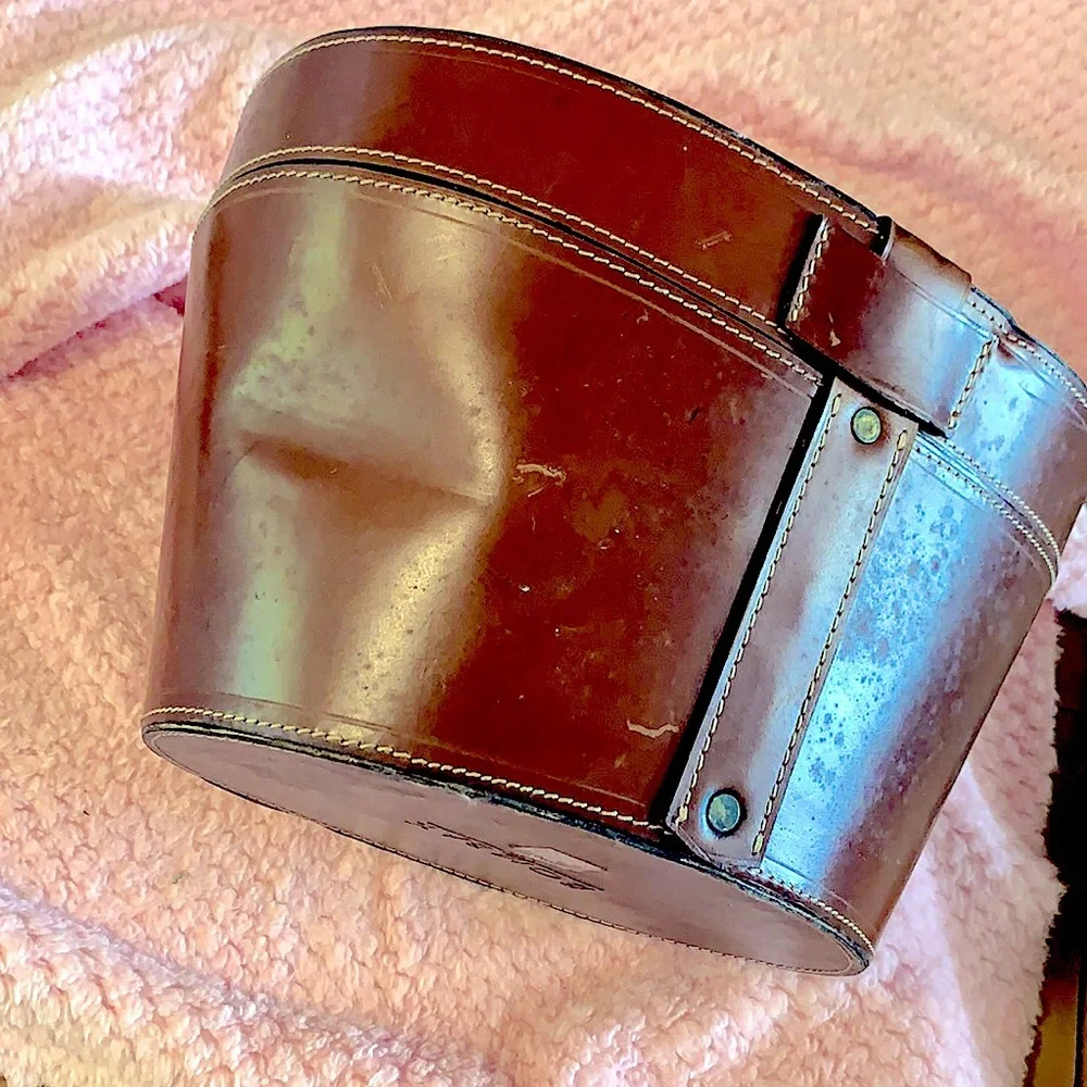 Authentic LEATHER Top🎩 Oval Box,Buckle Lock&Key Carryin Case Luxe Velvet Lined